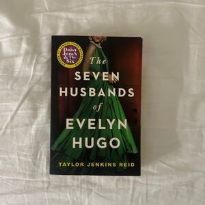 The Seven Husbands of Evelyn Hugo by Taylor Jenkins Reid - Paperback